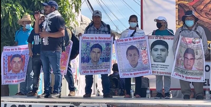 Padres y madres de los 43 normalistas de Ayotzinapa protestaron en Iguala, Guerrero.