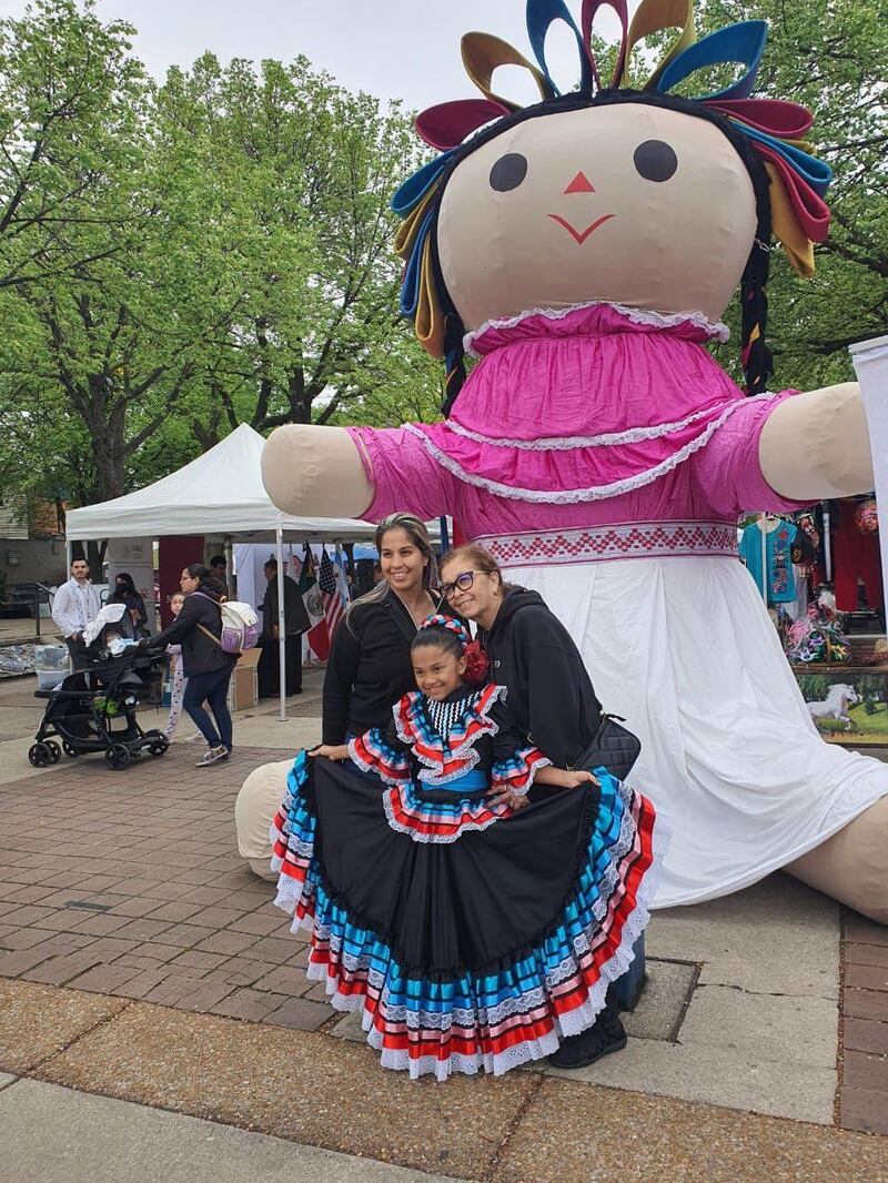 Las personas hicieron fila para tomarse foto con la tradicional muñeca. (Cortesía)