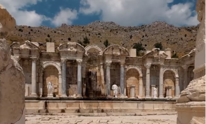 Desde templos milenarios hasta monasterios en acantilados, explora los tesoros culturales y naturales de esta nación, más allá de las clásicas propuestas