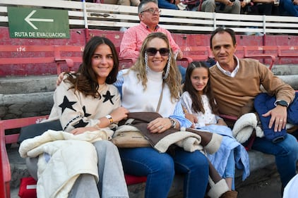 Una noche inolvidable se vivió en La Plaza México con la brillante actuación de los rejoneadores Guillermo Hermoso de Mendoza, Javier Funtanet y Jorge Hernández Gárate. Cada uno cortó una oreja gracias a su destreza y conexión con el público capitalino, que respondió con júbilo a cada pase. Los emocionantes "¡Olés!" resonaron con fuerza, dejando una huella imborrable en la memoria de los asistentes, quienes disfrutaron de un espectáculo lleno de arte y pasión taurina.