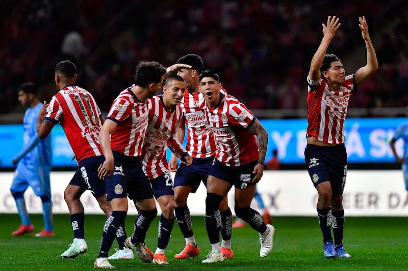 Chivas vence a Pachuca 2-1