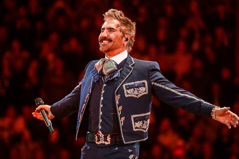 Es oficial, la gira ‘De Rey a Rey’ comenzó con la primera presentación de Alejandro Fernández en la Plaza de Toros México, recinto que fue testigo del homenaje que brindó a su dinastía, como parte del legado musical de su padre Vicente Fernández, quien es considerado uno de los pilares fundamentales de la música mexicana, por lo cual el concierto estuvo repleto de referencias a través de más de 30 canciones.