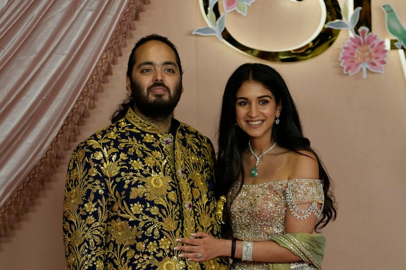 La boda entre Radhika Merchant y Anant Ambani se ha convertido en uno de los eventos sociales más importantes de los últimos años, ya que ha ganado popularidad a través de los famosos que asistieron para presentarse como parte de un show privado y como invitados especiales para formar parte de la celebración.