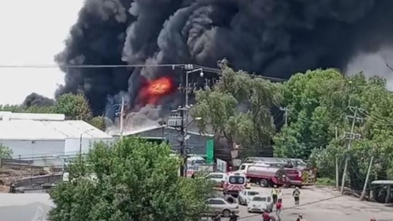 Autoridades combaten incendio en zona industrial de Cuautitlán Izcalli, Edomex