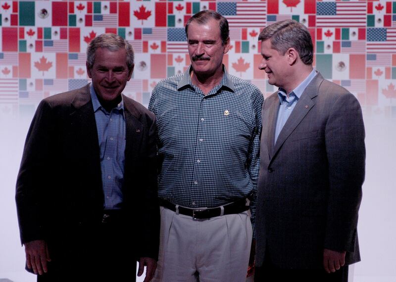 CANCUN, QUINTANA ROO, 31MARZO2006.-George Bush, Presidente de los Estados Unidos, Vicente Fox Quesada, Presidente de la República y Stephen Harper, Primer Ministro de Canada, durante la conferencia de prensa al terminar los encuentros de la Alianza Para la Seguridad y Prosperidad de América del Norte.
FOTO: Moisés Pablo/CUARTOSCURO.COM