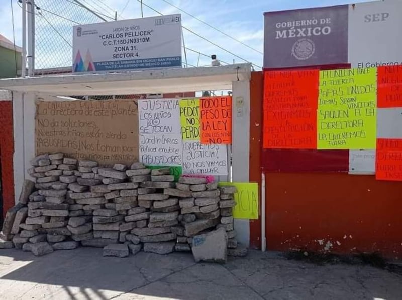 Manifestantes dejaron pancartas en denuncia del maestro acusado en un kinder de Tultitlán