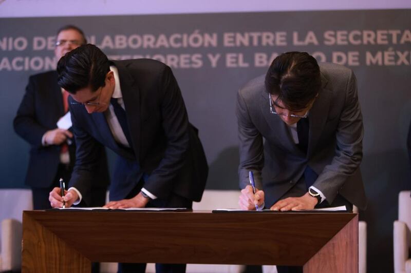 SRE y Banxico firman convenio para aceptar matrículas consulares y pasaportes en bancos