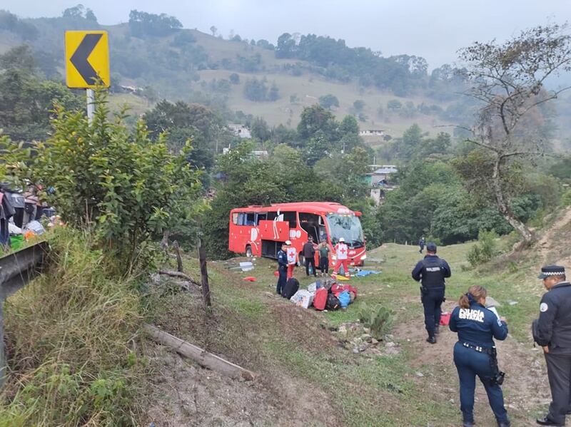 Autobús se accidenta cuando circulaba por Hidalgo por carretera México-Tampico
