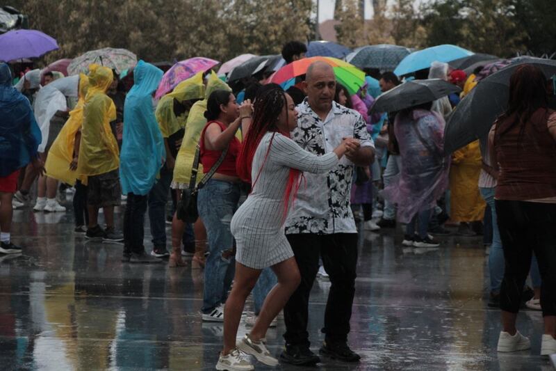 A pesar de la lluvia la gente no dejó de bailar.