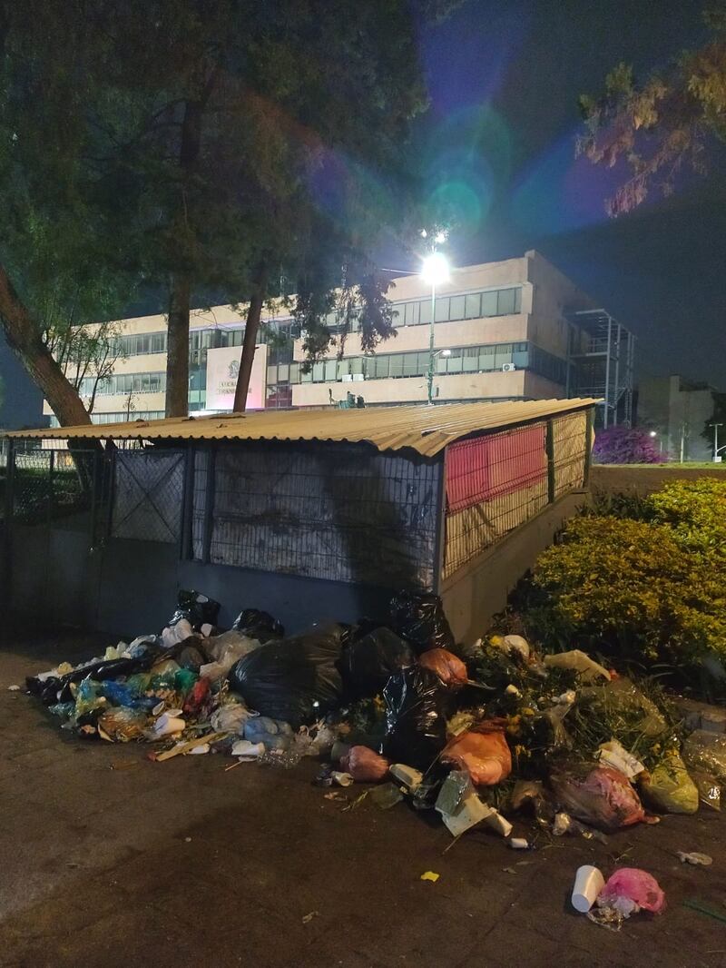 Vecinos de Azcapotzalco usan explanada como tiradero de basura