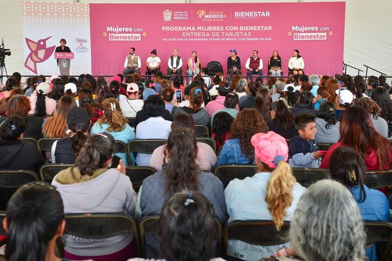 Delfina Gómez entrega Tarjeta Mujeres con Bienestar para combatir vulnerabilidad