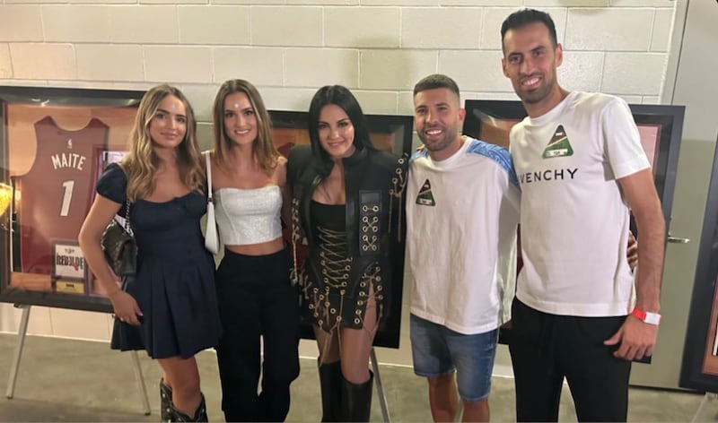 Los dos futbolistas posaron con los miembros de RBD.