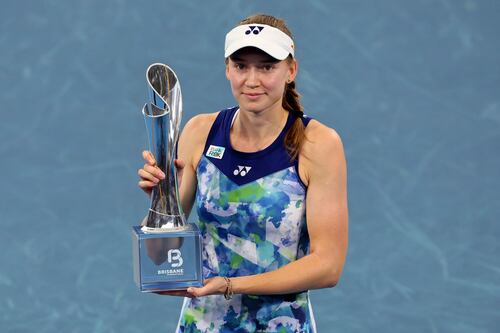 Elena Rybakina domina a Sabalenka para conquistar Brisbane