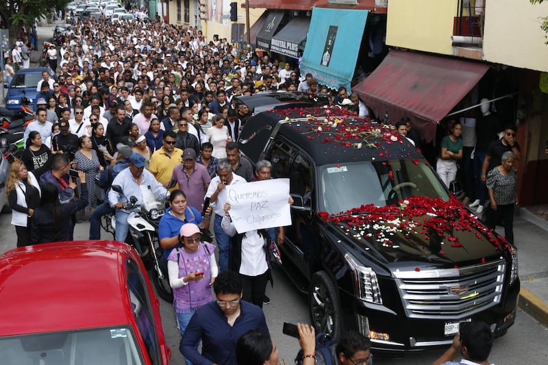 Despiden con flores y exigencia de justicia al alcalde Alejandro Arcos