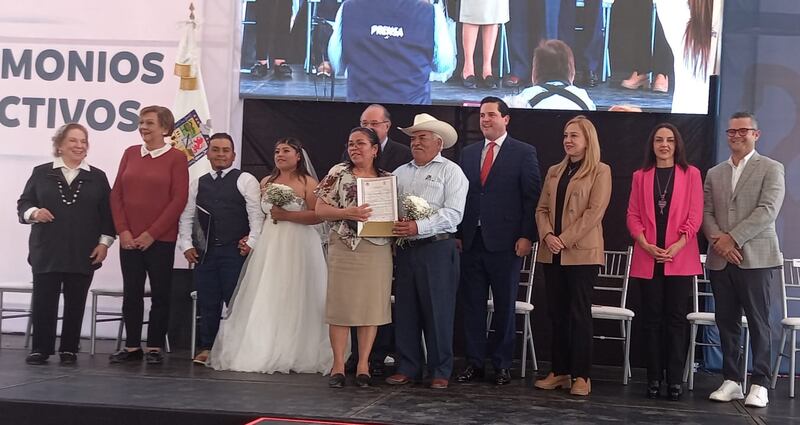 Algunas parejas subieron al estrado a recibir su acta de matrimonio.