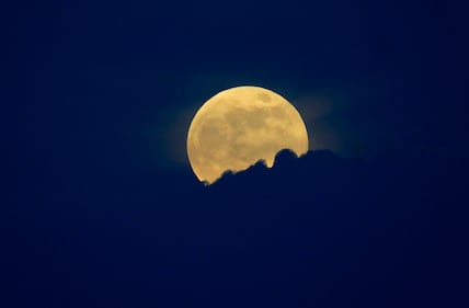 Superluna de octubre deslumbra al mundo