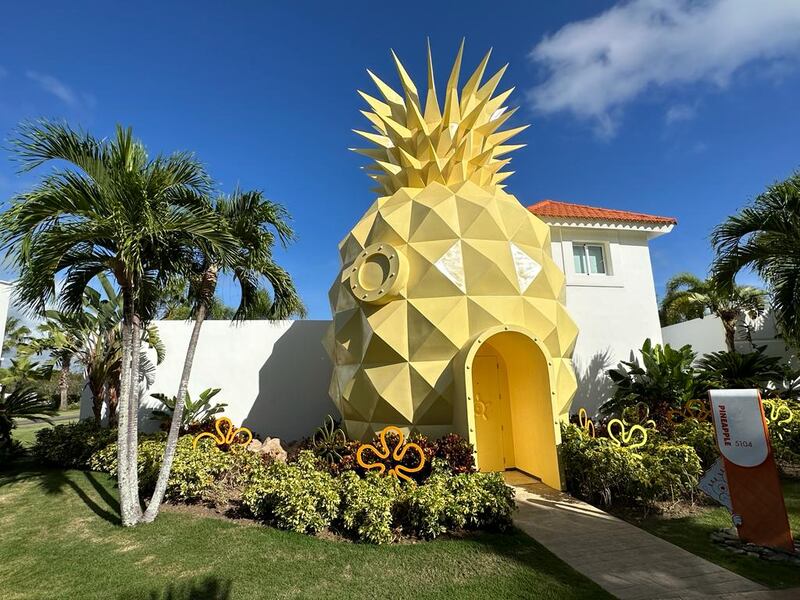 La casa de Bob Esponja incrementa su programa de actividades para este Nickelodeon Resort verano. Aeroméxico y Arajet ofrecen vuelos a Santo Domingo desde donde se pueden desplazar por transporte terrestre hasta el resort