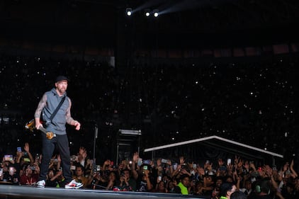 Con la convicción de empezar una nueva etapa a nivel profesional y con el objetivo de reconquistar a sus fanáticos, Linkin Park hizo oficial su visita a México con su presentación en el Estadio GNP Seguros, recinto que fue testigo de temas como "Hybrid Theory”, “Meteora”, "The Emptiness Machine” y "Burn It Down”, los cuales fueron ovacionados por la interpretación de Emily Armostrong, la nueva vocalista de la agrupación, quien no dejó de agradecer el apoyo del público mexicano.