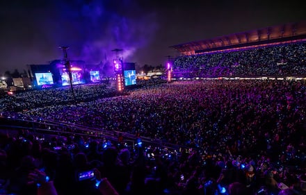 En un encuentro único con sus fanáticos de todas las edades, Los Temerarios ofrecieron la primera de sus dos presentaciones en el Estadio GNP Seguros, recinto que fue testigo de una noche llena de temas que marcaron la carrera de la agrupación en más de 40 años dentro de la industria, por lo cual el público coreó canciones como “Dímelo", "Solo te quiero a ti", "Te hice mal", "Por qué te conocí", entre otras.