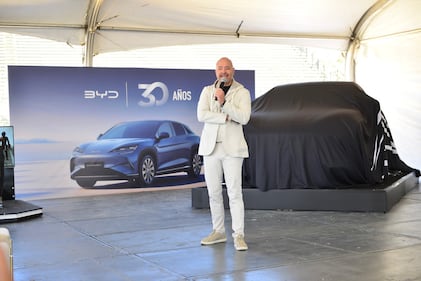 Pasión por la tecnología y la velocidad se vivió en el Autódromo Hermanos Rodríguez, donde se presentó el automóvil capaz de saltar y girar sobre su eje.