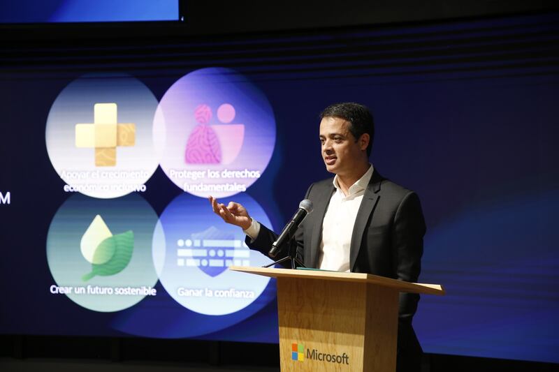 Mauricio Kuri visita oficinas de Microsoft México