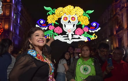 Ofrenda monumental de Día de Muertos embellece el zócalo de la CDMX