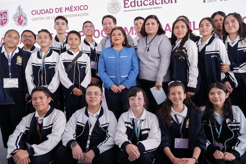 Clara Brugada arranca programa de auxilio escolar en secundarias y preparatorias