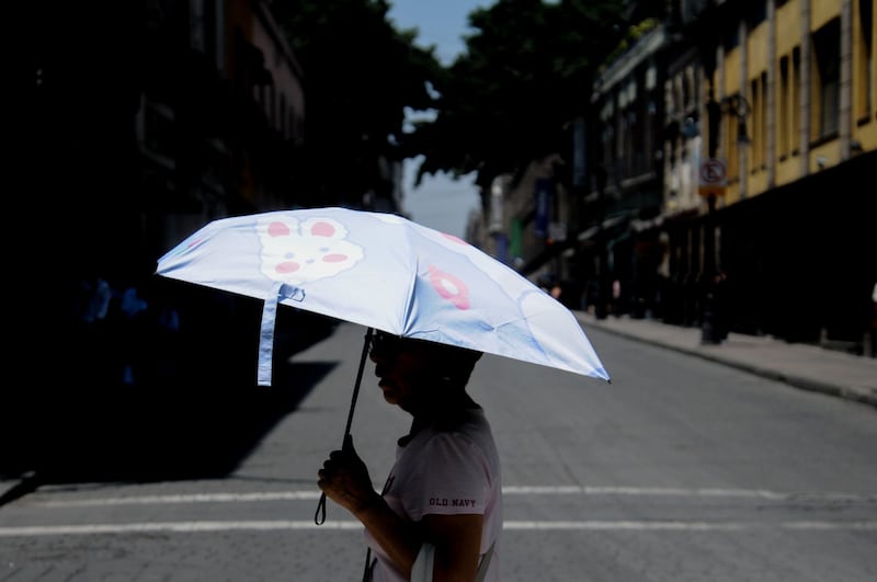 Ante las altas temperaturas, se recomienda usar sombrilla (Cuartoscuro).