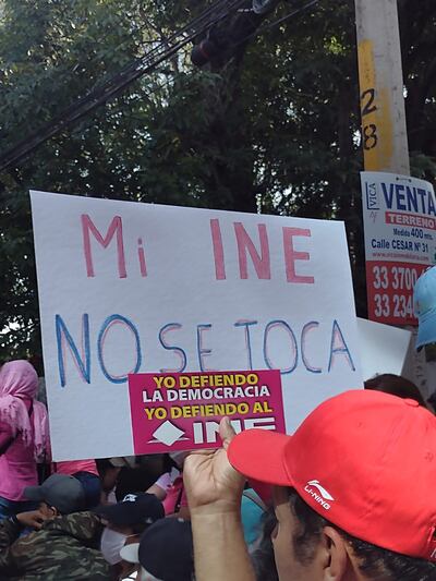 Los asistentes portaban en su mayoría prendas blancas y rosadas.