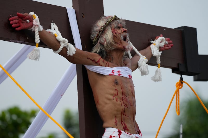 Wilfredo Salvador hace una mueca después de ser clavado en la cruz durante una recreación de los sufrimientos de Jesucristo como parte de los rituales del Viernes Santo el 7 de abril de 2023 en el pueblo de San Pedro, Cutud, provincia de Pampanga, al norte de Filipinas. Las crucifixiones de la vida real, una sangrienta tradición del Viernes Santo que es rechazada por la iglesia católica, se reanudan en este pueblo agrícola después de una pausa de tres años debido a la pandemia de coronavirus. (AP Photo/Aaron Favila)