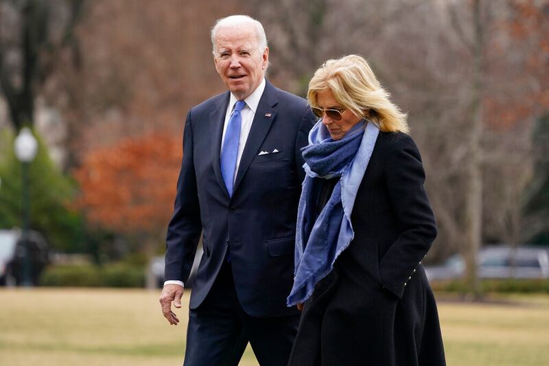 Jill Biden es acompañada de su esposo y presidente de Estados Unidos Joe Biden