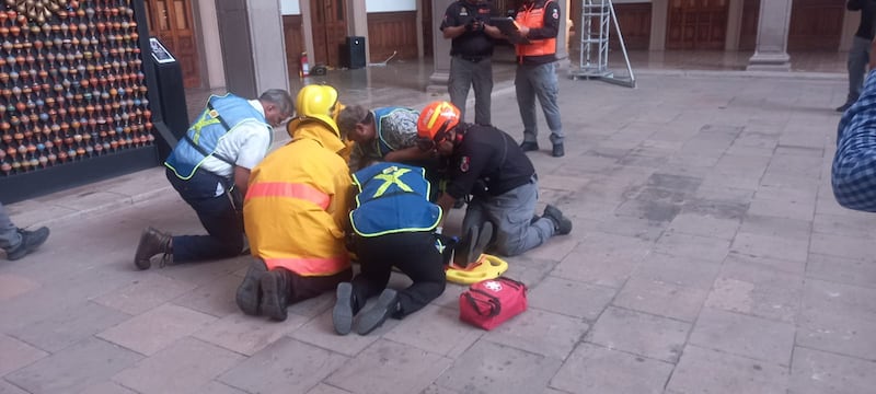 Se simuló que una persona resultó lesionada en el Palacio de Gobierno.