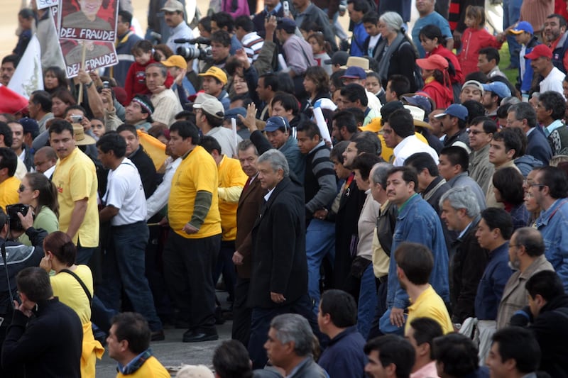 MÉXICO, D.F., 01DICIEMBRE2006.- Periodistas y fotógrafos luchan con los elemntos de seguridad por un lugar cerca del templete donde se realizó su mitín, Andrés Manuel López Obrador proclamado por el Frente Amplio Progresista "Presidente Legítimo" sobre avenida Reforma.
FOTO: MOISÉS PABLO/CUARTOSCURO.COM