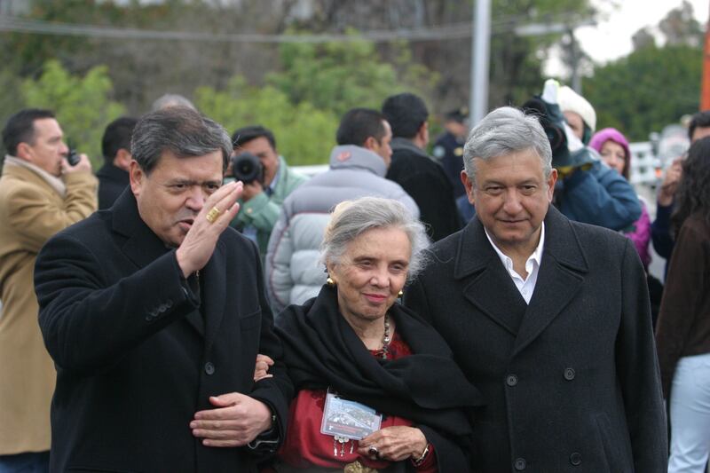 23ENERO2005.- Algunas personas que asistieron a la inauguración del segundo piso de Periférico en su tramo Las Flores-San Jerónimo, portaban pancartas de apoyo al jefe de gobierno.
FOTO: Nelly Salas/CUARTOSCURO.COM