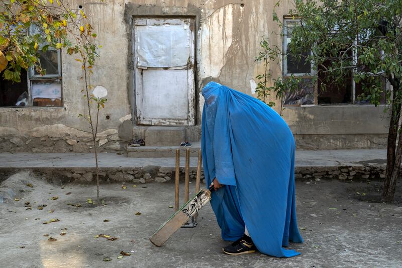 Mujeres afganas sufren restricciones para practicar deportes por ley islámica.