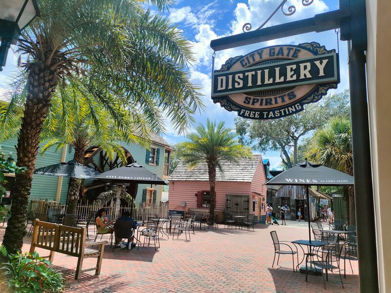 Explora la mágica St. Augustine. A solo dos horas de Orlando, esta histórica ciudad costera ofrece rica historia, calles adoquinadas, arquitectura colonial y deliciosa gastronomía