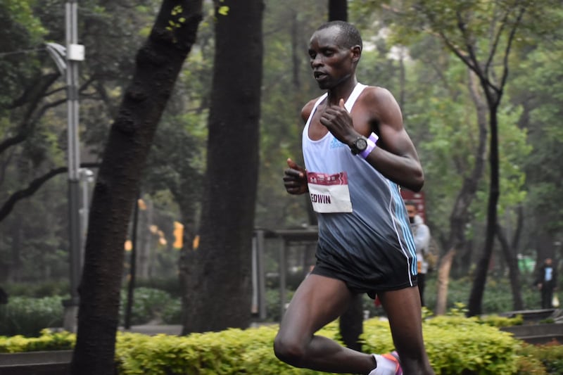 Edwin Kiptto ganador en la rama varonil del Maratón