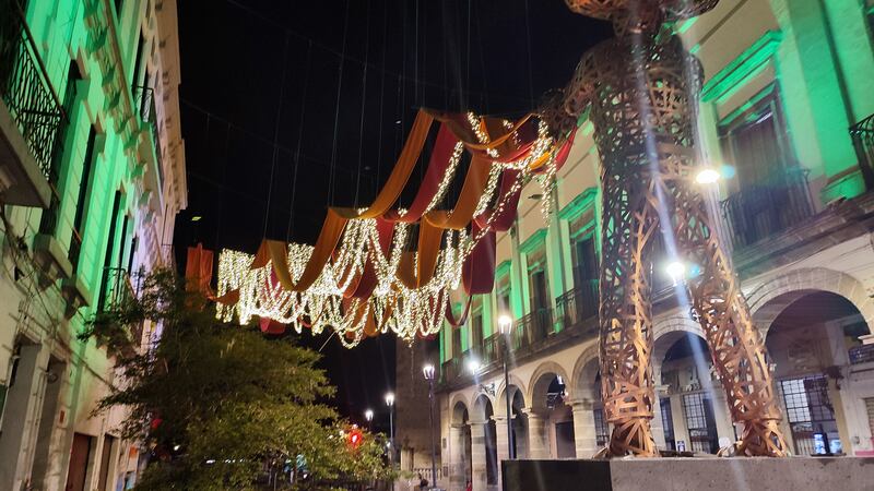 La autoridad señaló que aplicará sanciones por los incumplimientos tanto en el proyecto de la Plaza de Los Mariachis como en el puente peatonal de San Juan de Dios.