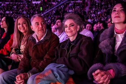 Es oficial, la gira ‘De Rey a Rey’ comenzó con la primera presentación de Alejandro Fernández en la Plaza de Toros México, recinto que fue testigo del homenaje que brindó a su dinastía, como parte del legado musical de su padre Vicente Fernández, quien es considerado uno de los pilares fundamentales de la música mexicana, por lo cual el concierto estuvo repleto de referencias a través de más de 30 canciones.