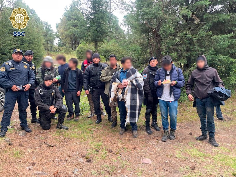 Senderistas caen a peñasco en El Pico del Aguila, la policía los rescata