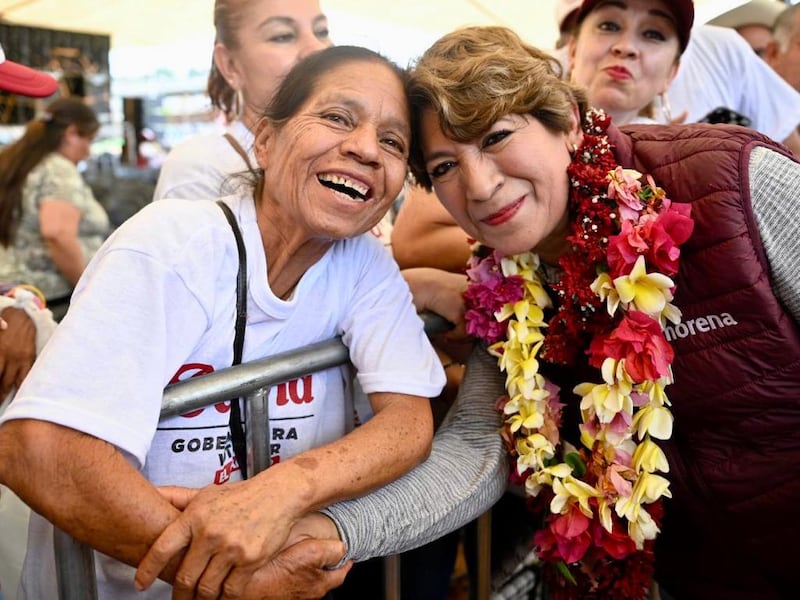 Las personas manifiestan su apoyo a la candidata.