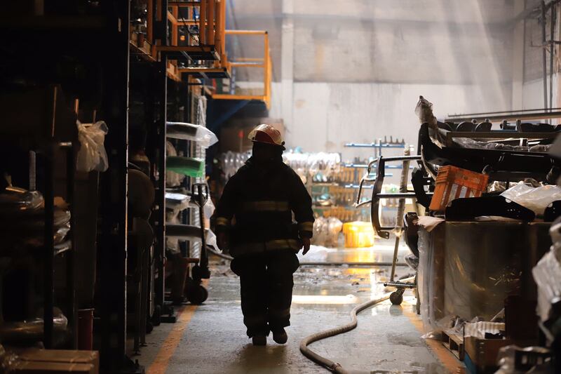 Los cuerpos de emergencia usaron agua a presión para sofocar el fuego en la empresa.