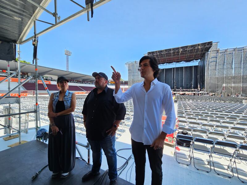 Publimetro asistió al montaje que recibirá al cantante este miércoles en el Estadio Tres de Marzo en Guadalajara.