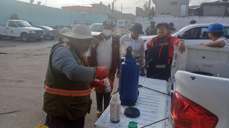 Inician desinfección de cisternas y casas en Chalco tras inundaciones; 600 familias reciben agua potable en Edomex