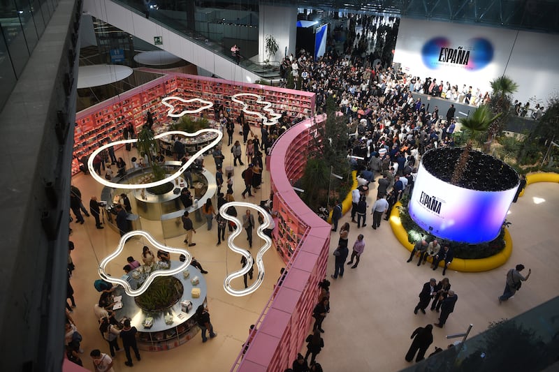 Libros y otras sorpresas en los pasillos de la Feria Internacional del Libro