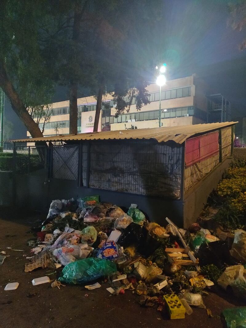 Vecinos de Azcapotzalco usan explanada como tiradero de basura