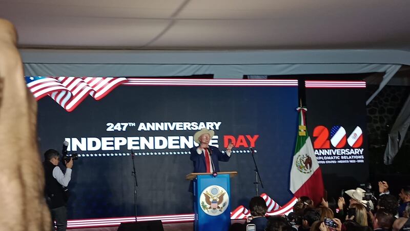 Ken Salazar felicita a AMLO por sus cinco años de gobierno