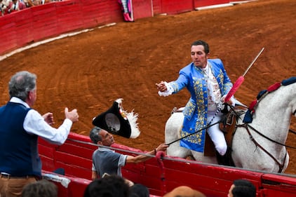 Una noche inolvidable se vivió en La Plaza México con la brillante actuación de los rejoneadores Guillermo Hermoso de Mendoza, Javier Funtanet y Jorge Hernández Gárate. Cada uno cortó una oreja gracias a su destreza y conexión con el público capitalino, que respondió con júbilo a cada pase. Los emocionantes "¡Olés!" resonaron con fuerza, dejando una huella imborrable en la memoria de los asistentes, quienes disfrutaron de un espectáculo lleno de arte y pasión taurina.