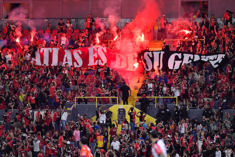 Afición del Atlas lanza bengalas en protesta a la directiva