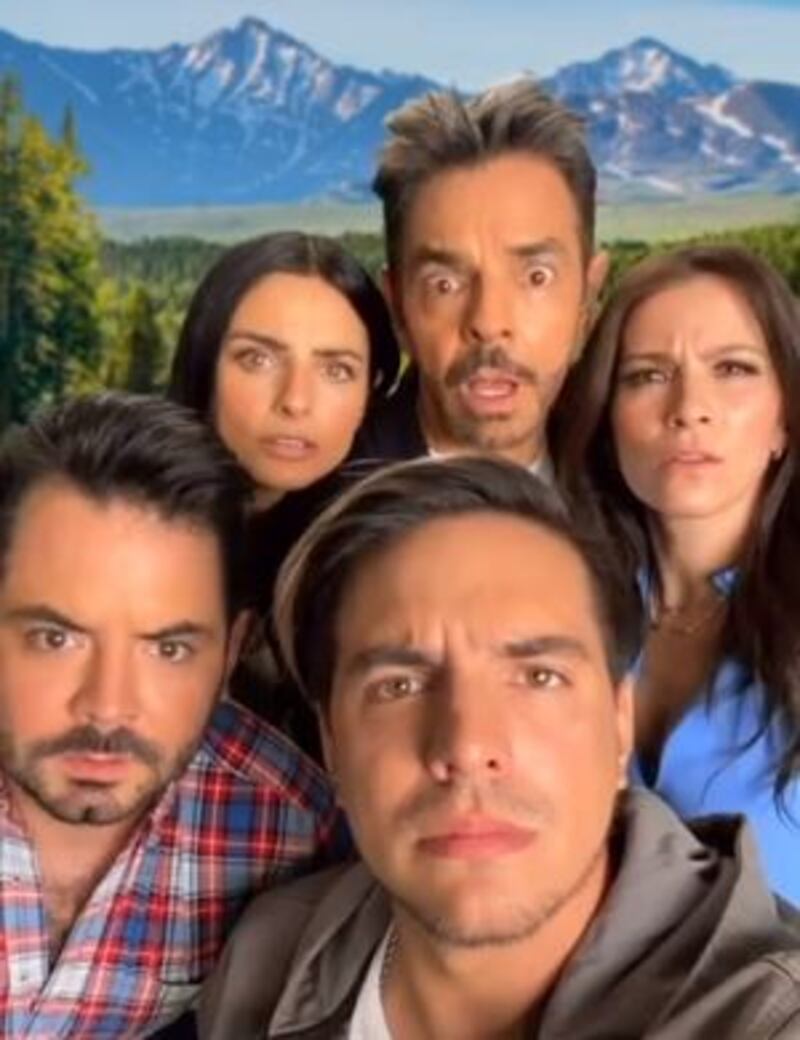 La familia Derbez protagoniza la portada de una famosa revista